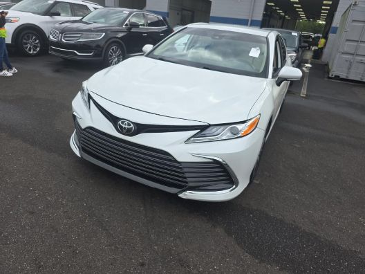 White (Wind Chill Pearl) 2022 Toyota Camry XLE FWD Sedan Front-Wheel Drive Automatic