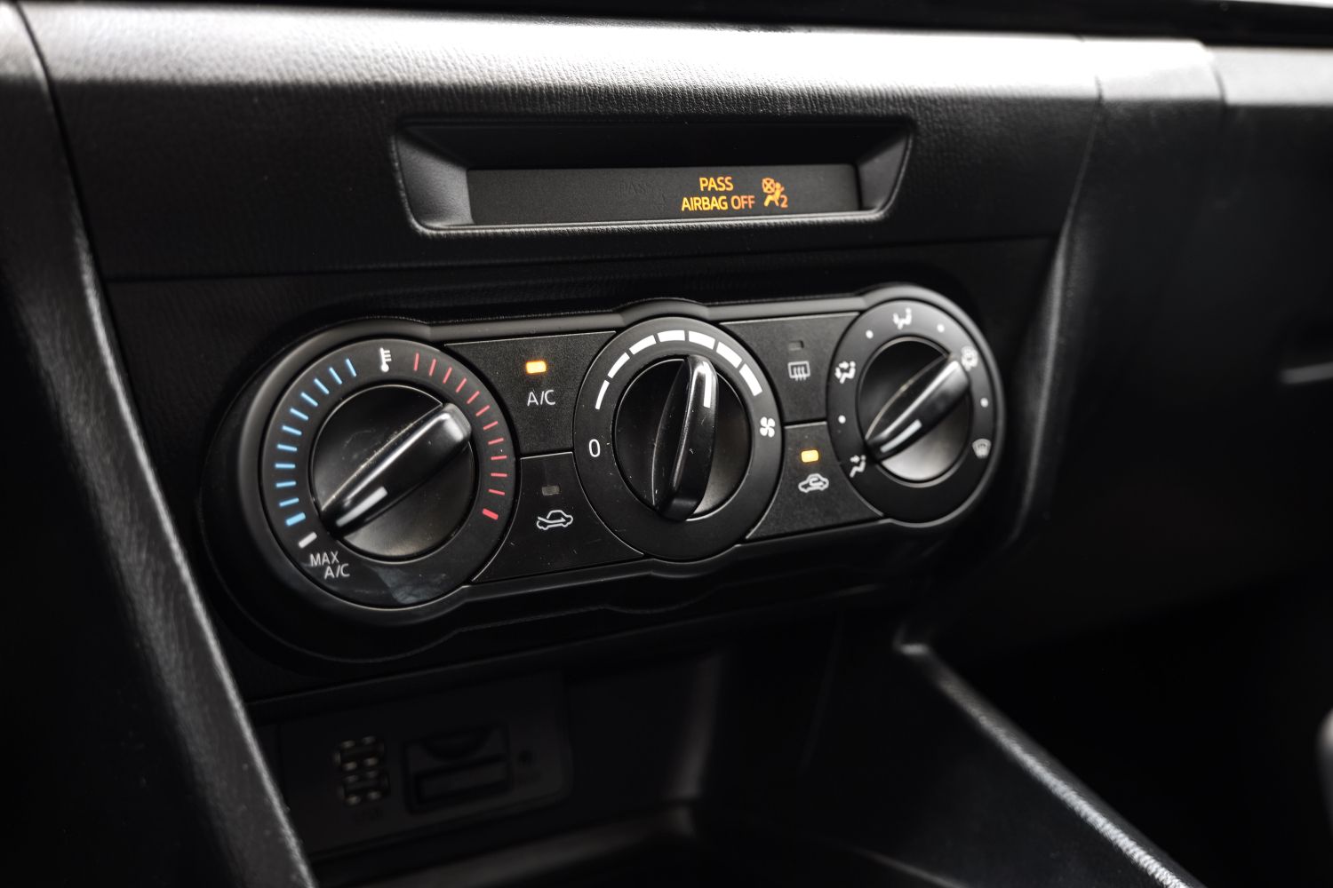 2015 Mazda MAZDA3 i Sport MT 5-Door 33