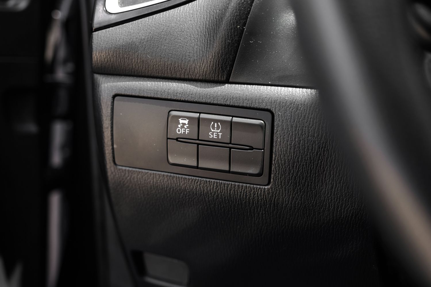 2015 Mazda MAZDA3 i Sport MT 5-Door 35