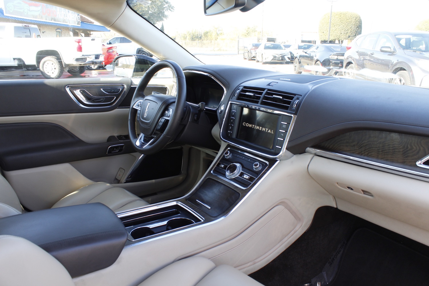 2017 Lincoln Continental Premier 13