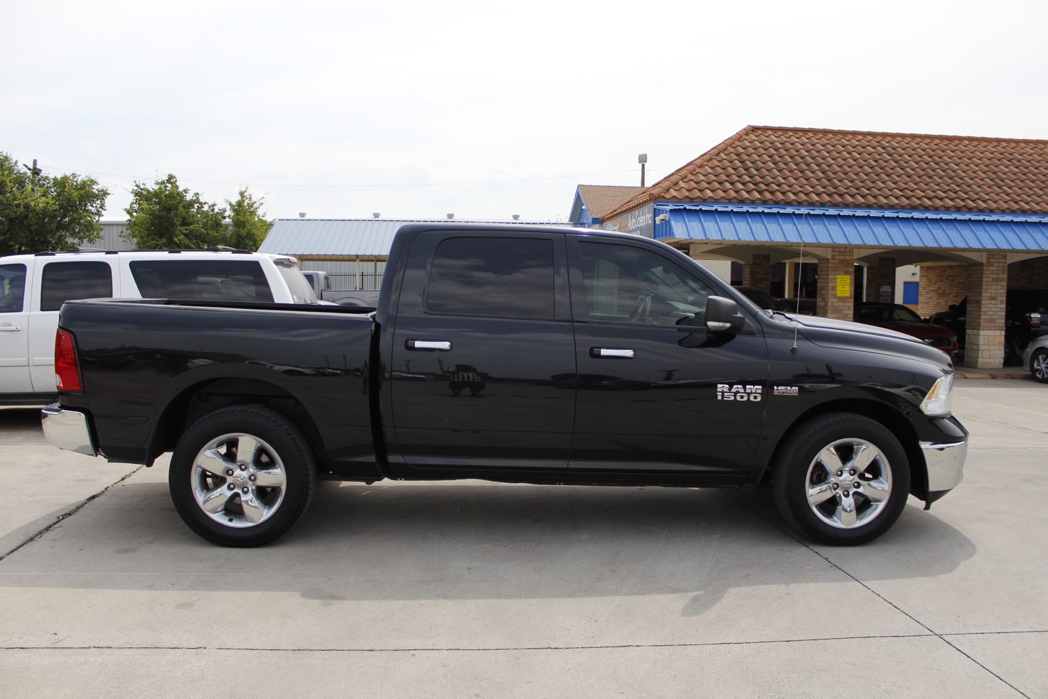 2016 RAM 1500 SLT Crew Cab SWB 2WD 9