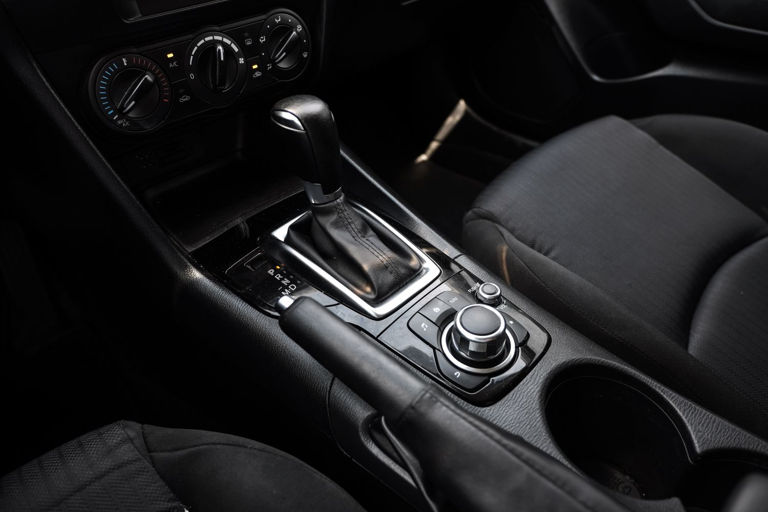 2015 Mazda MAZDA3 i Sport MT 5-Door 32