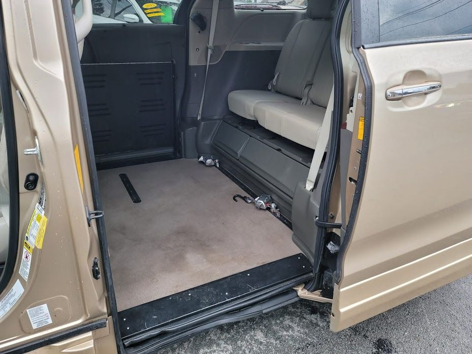 2014 Toyota Sienna Wheel Chair Van with Electric Ramp 10