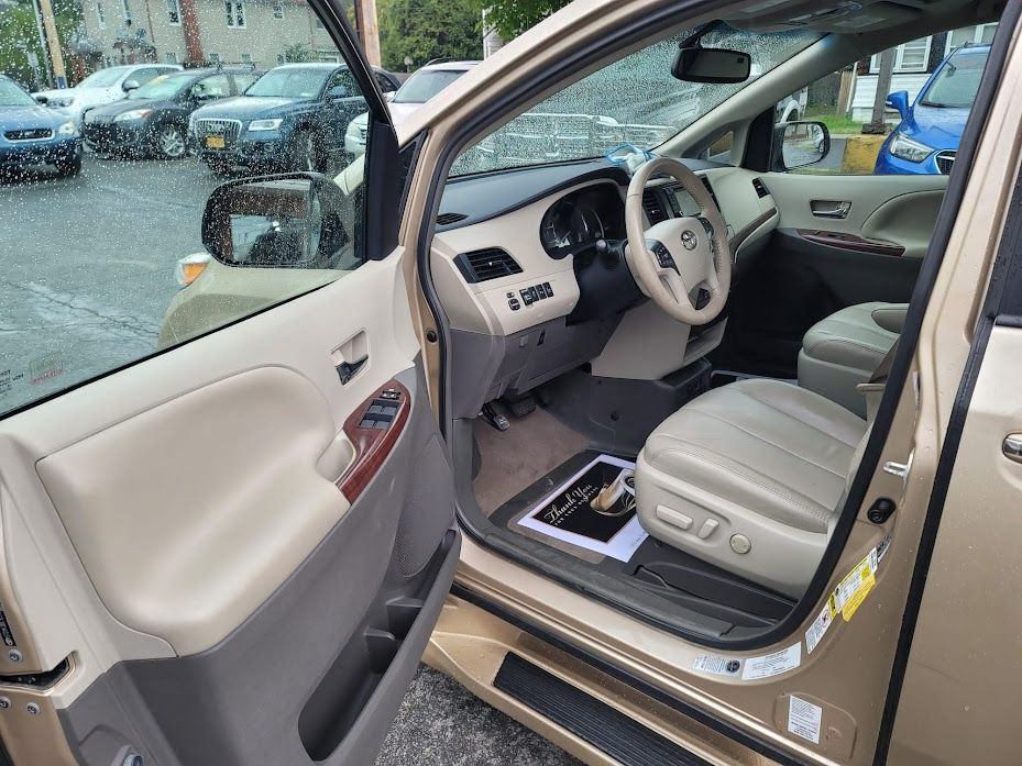 2014 Toyota Sienna Wheel Chair Van with Electric Ramp 15