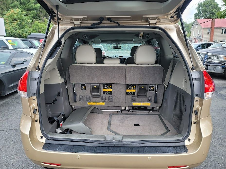 2014 Toyota Sienna Wheel Chair Van with Electric Ramp 9