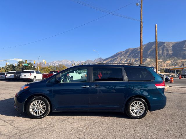 2012 Toyota Sienna XLE FWD 8-Passenger V6 2