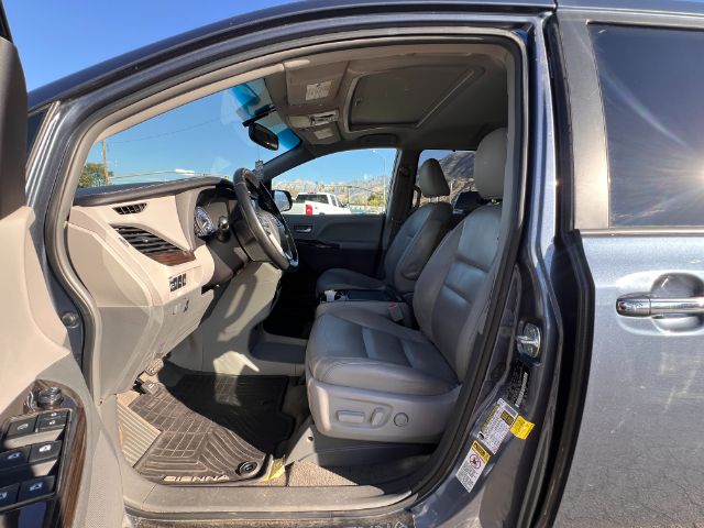 2015 Toyota Sienna XLE FWD 8-Passenger V6 9