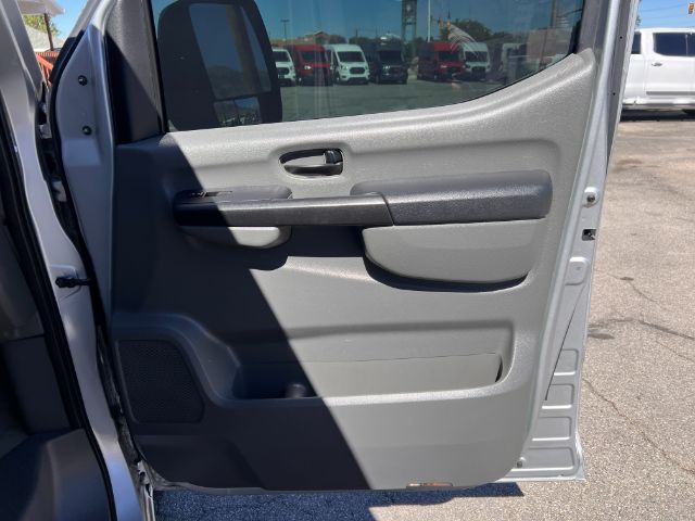 2013 Nissan NV Passenger 3500 SL V8 23