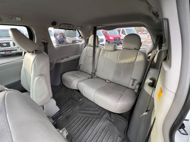 2013 Toyota Sienna LE FWD 8-Passenger V6 15