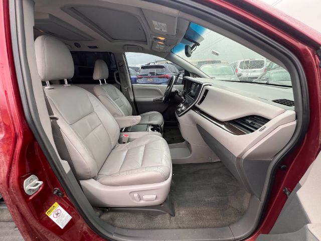 2015 Toyota Sienna XLE FWD 8-Passenger V6 21