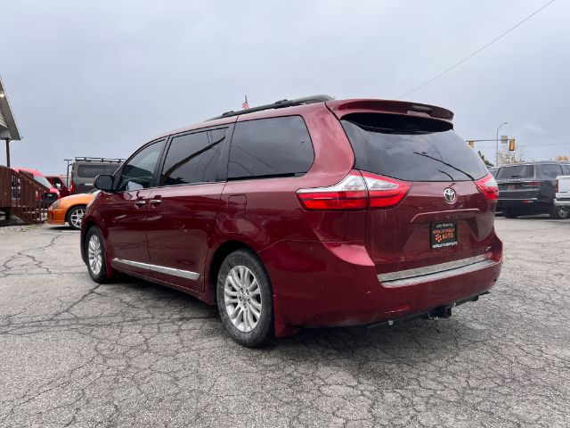 2015 Toyota Sienna XLE FWD 8-Passenger V6 3