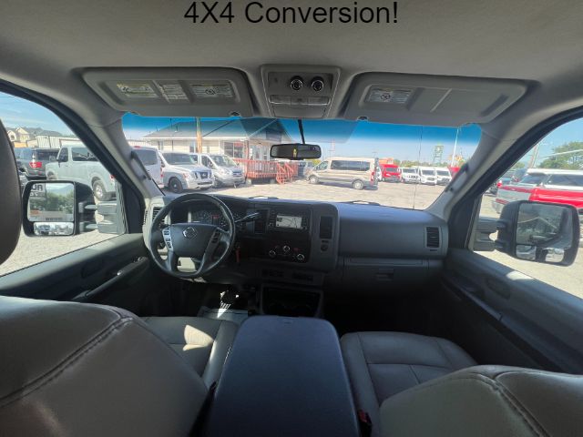 2016 Nissan NV Passenger 3500 SL V8 23