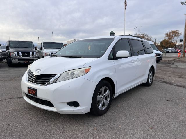 2013 Toyota Sienna LE FWD 8-Passenger V6 3