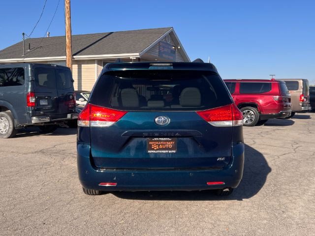 2012 Toyota Sienna XLE FWD 8-Passenger V6 4