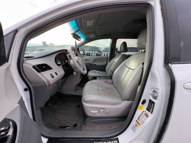 2013 Toyota Sienna LE FWD 8-Passenger V6 9