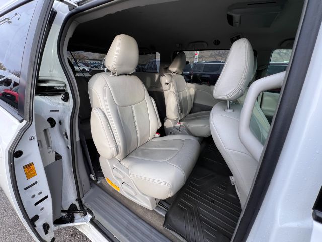 2013 Toyota Sienna LE FWD 8-Passenger V6 18