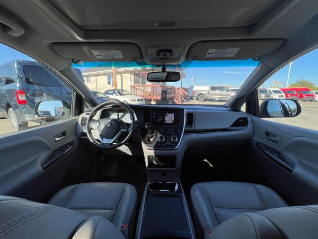 2015 Toyota Sienna XLE FWD 8-Passenger V6 23