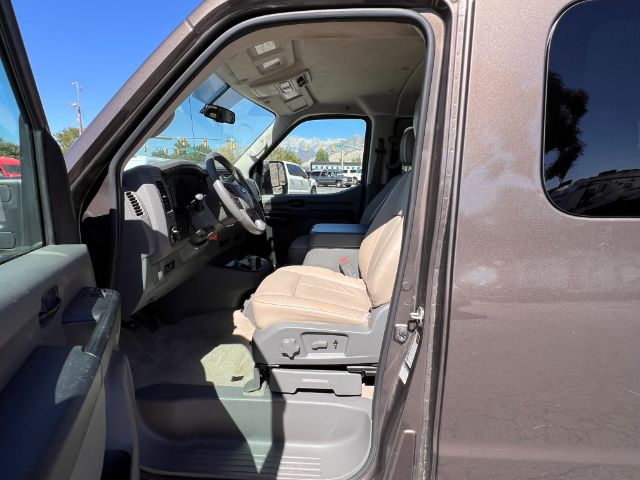 2019 Nissan NV Passenger 3500 SL V8 10