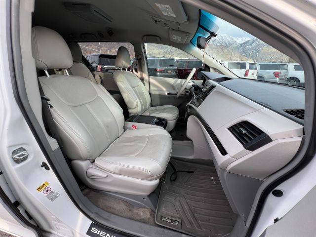 2013 Toyota Sienna LE FWD 8-Passenger V6 21