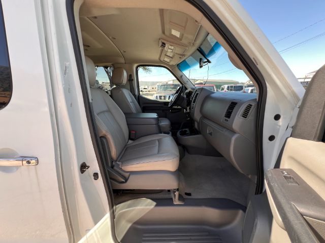 2017 Nissan NV Passenger 3500 SL V8 14