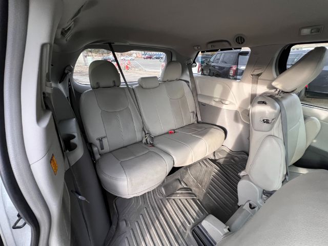 2013 Toyota Sienna LE FWD 8-Passenger V6 19