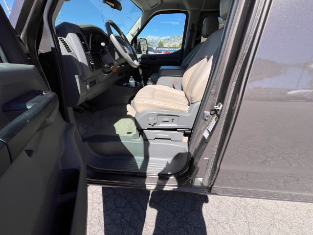 2019 Nissan NV Passenger 3500 SL V8 9