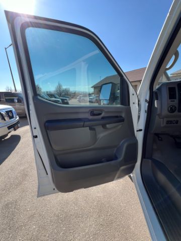 2016 Nissan NV Passenger 3500 SL V8 10