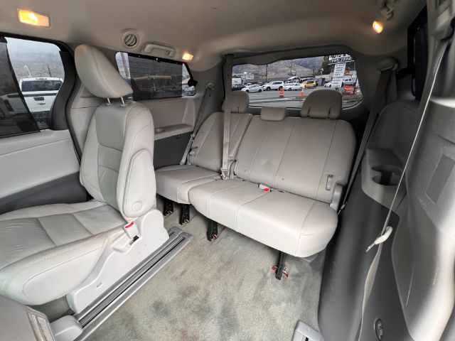 2015 Toyota Sienna XLE FWD 8-Passenger V6 16