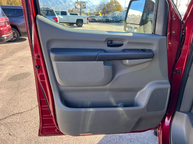 2016 Nissan NV Passenger 3500 SL V8 13