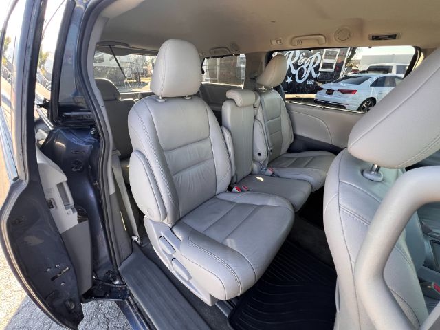 2015 Toyota Sienna XLE FWD 8-Passenger V6 21