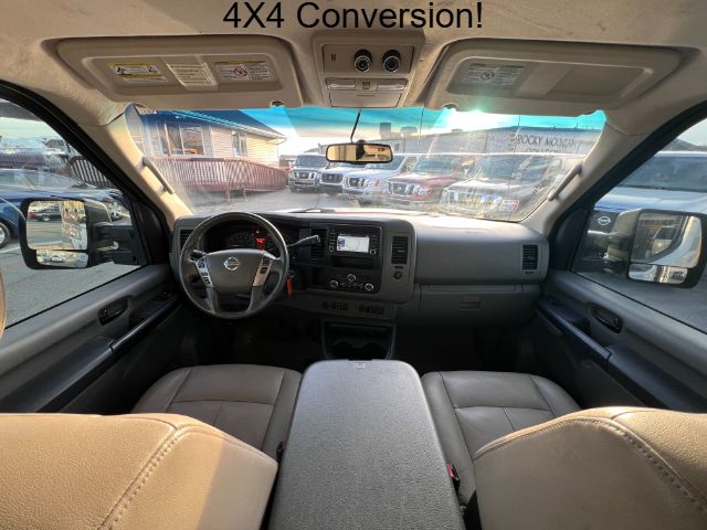 2018 Nissan NV Passenger 3500 SL V8 21