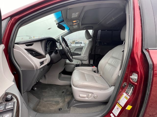 2015 Toyota Sienna XLE FWD 8-Passenger V6 10