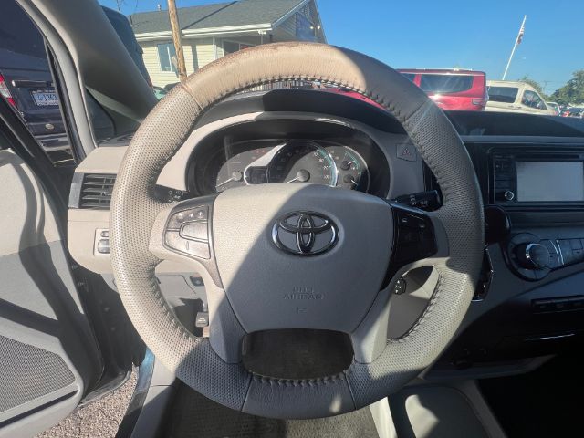 2012 Toyota Sienna XLE FWD 8-Passenger V6 12