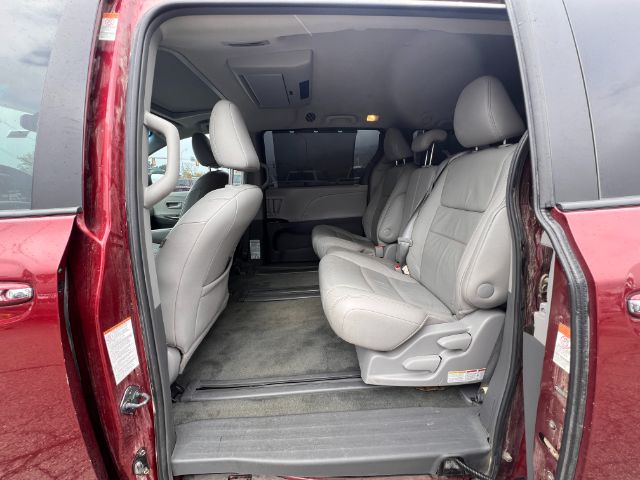 2015 Toyota Sienna XLE FWD 8-Passenger V6 14