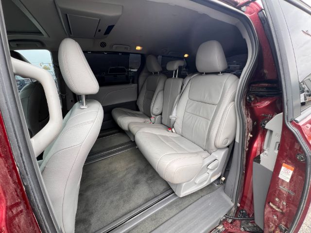 2015 Toyota Sienna XLE FWD 8-Passenger V6 15