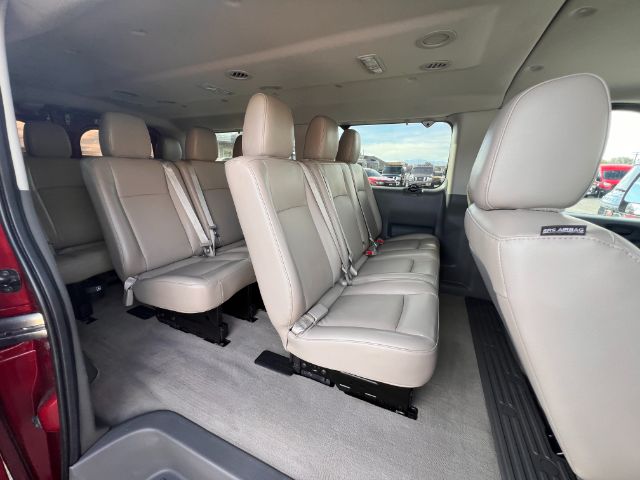 2021 Nissan NV Passenger 3500 SL V8 19