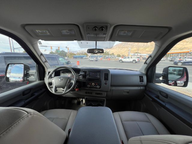 2021 Nissan NV Passenger 3500 SL V8 22