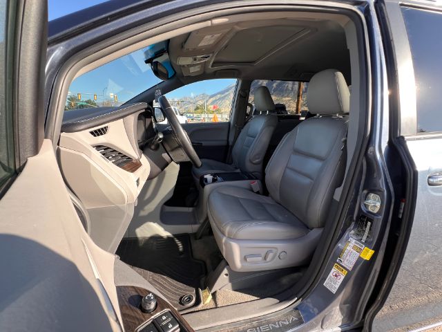 2015 Toyota Sienna XLE FWD 8-Passenger V6 10