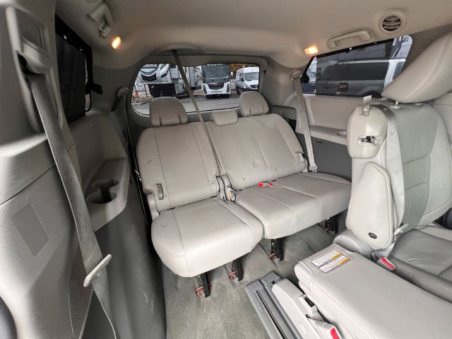 2015 Toyota Sienna XLE FWD 8-Passenger V6 20