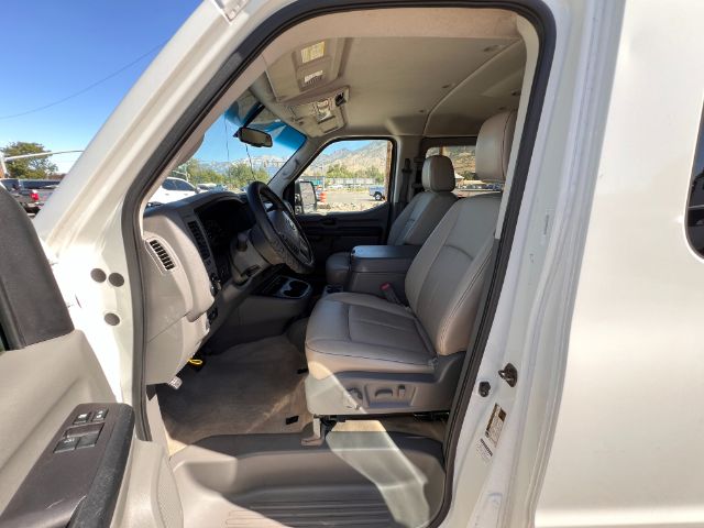 2017 Nissan NV Passenger 3500 SL V8 9