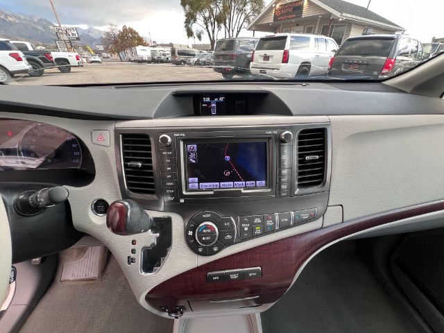 2012 Toyota Sienna Limited AWD 7-Passenger V6 9