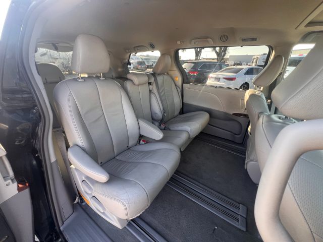 2012 Toyota Sienna XLE FWD 8-Passenger V6 23