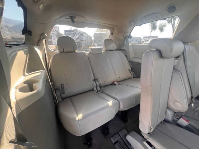 2012 Toyota Sienna XLE FWD 8-Passenger V6 25