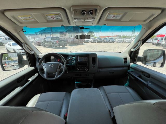 2013 Nissan NV Passenger 3500 SV V6 22