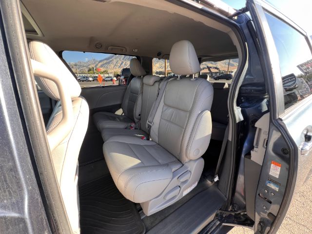 2015 Toyota Sienna XLE FWD 8-Passenger V6 17