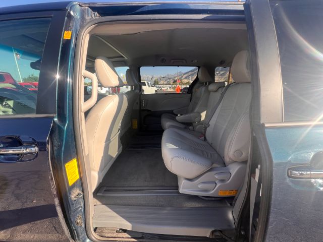 2012 Toyota Sienna XLE FWD 8-Passenger V6 18