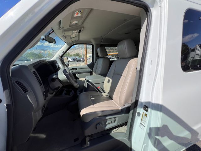 2019 Nissan NV Passenger 3500 SL V8 10