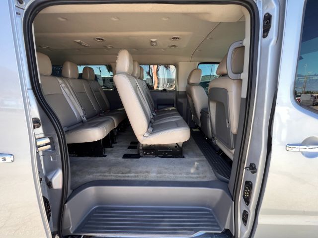 2013 Nissan NV Passenger 3500 SL V8 17