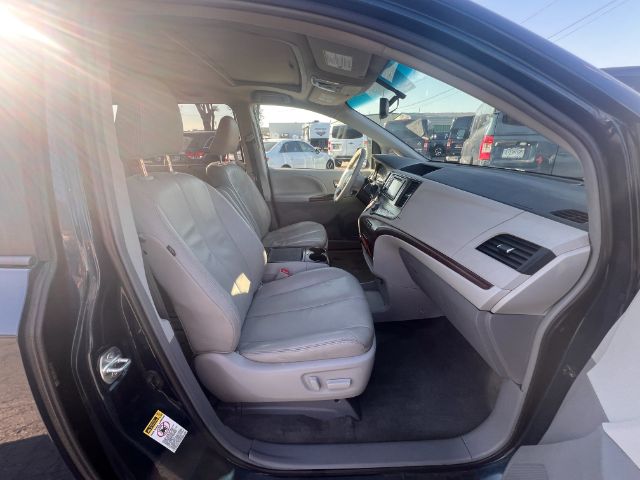 2012 Toyota Sienna XLE FWD 8-Passenger V6 26