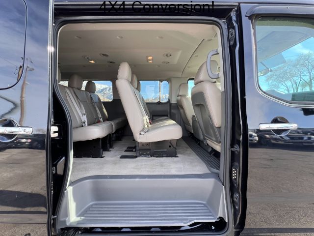 2020 Nissan NV Passenger 3500 SL V8 18